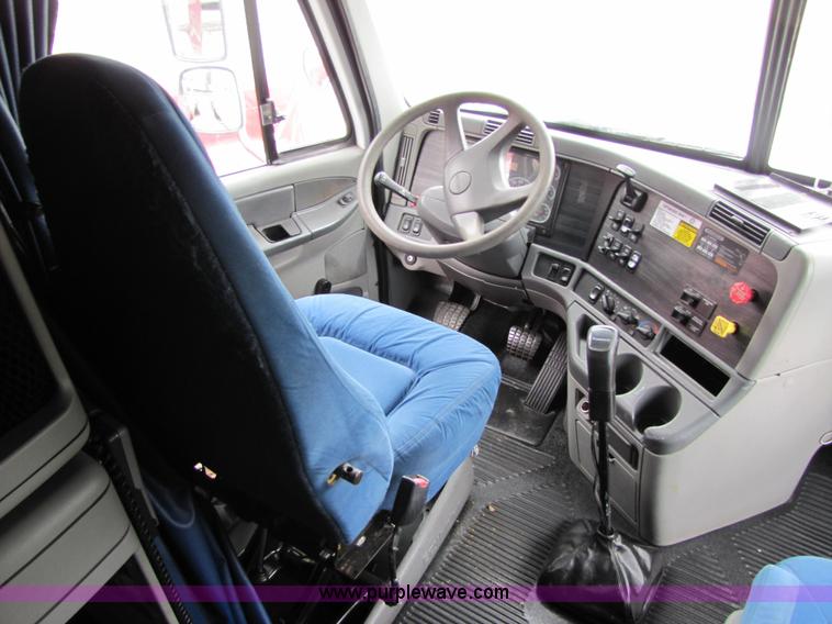 image for item 8006 2004 Freightliner Conventional Columbia semi truck