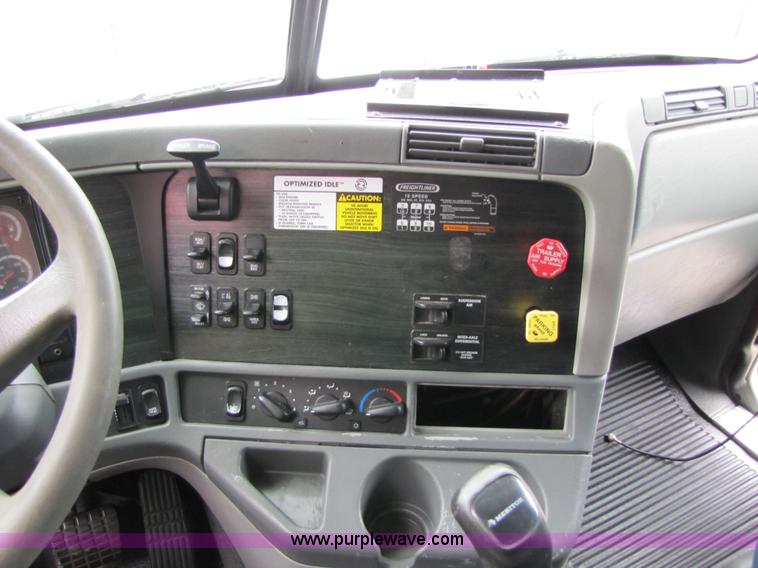 image for item 8006 2004 Freightliner Conventional Columbia semi truck