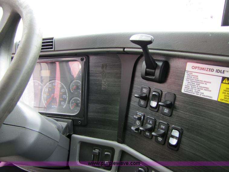 image for item 8006 2004 Freightliner Conventional Columbia semi truck