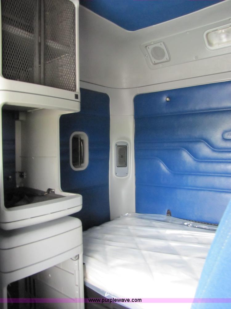 image for item 8006 2004 Freightliner Conventional Columbia semi truck