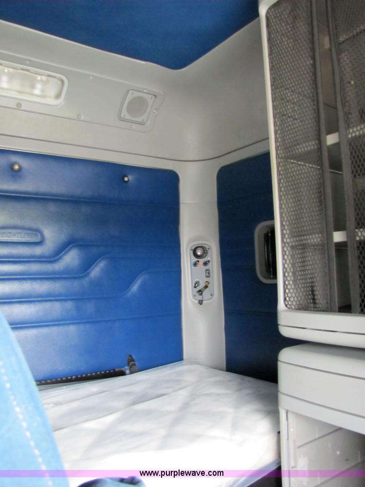 image for item 8006 2004 Freightliner Conventional Columbia semi truck