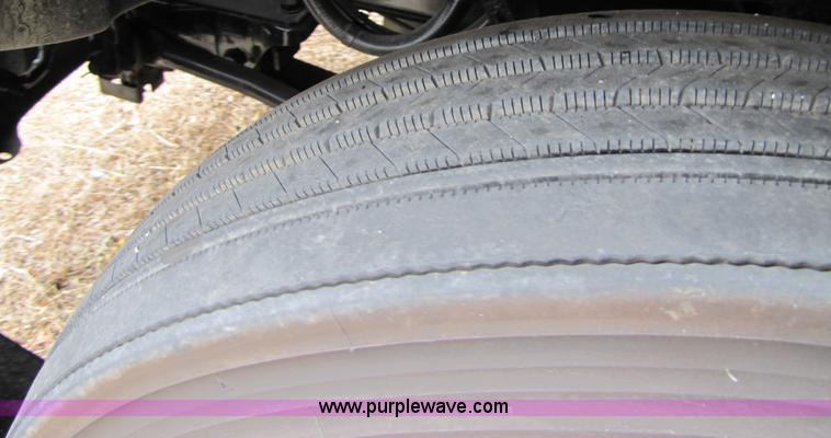 image for item 8006 2004 Freightliner Conventional Columbia semi truck