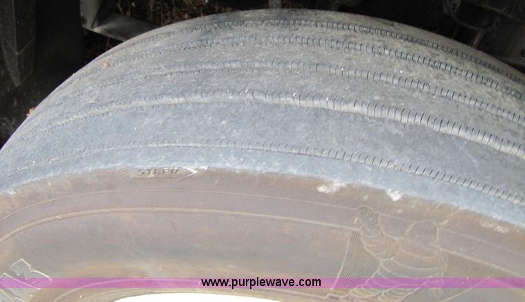 image for item 8006 2004 Freightliner Conventional Columbia semi truck