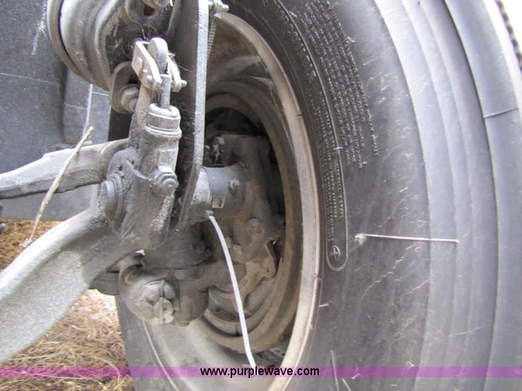 image for item 8006 2004 Freightliner Conventional Columbia semi truck