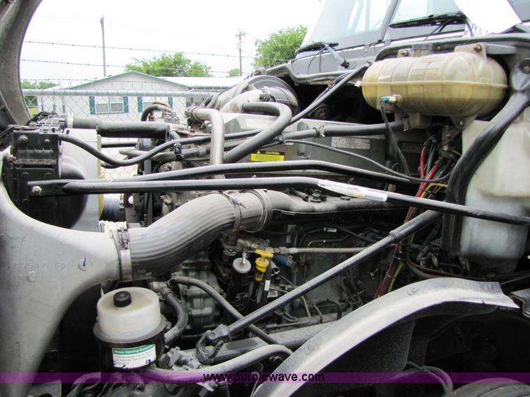 image for item 8006 2004 Freightliner Conventional Columbia semi truck