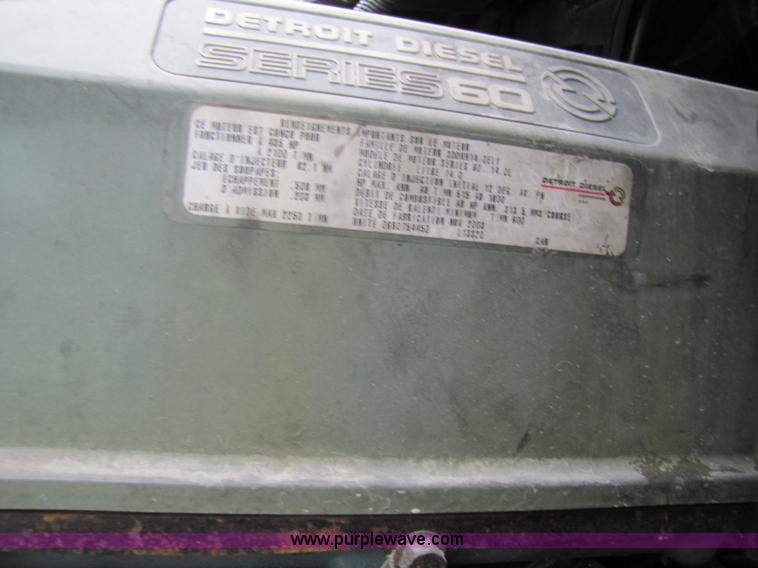 image for item 8006 2004 Freightliner Conventional Columbia semi truck