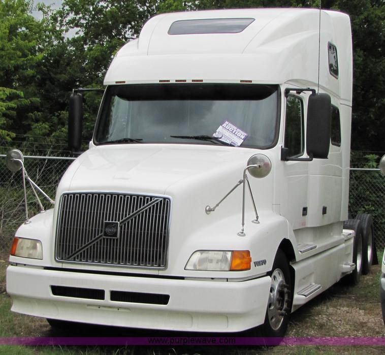 image for item 8007 2003 Volvo VNL64T 770 semi truck