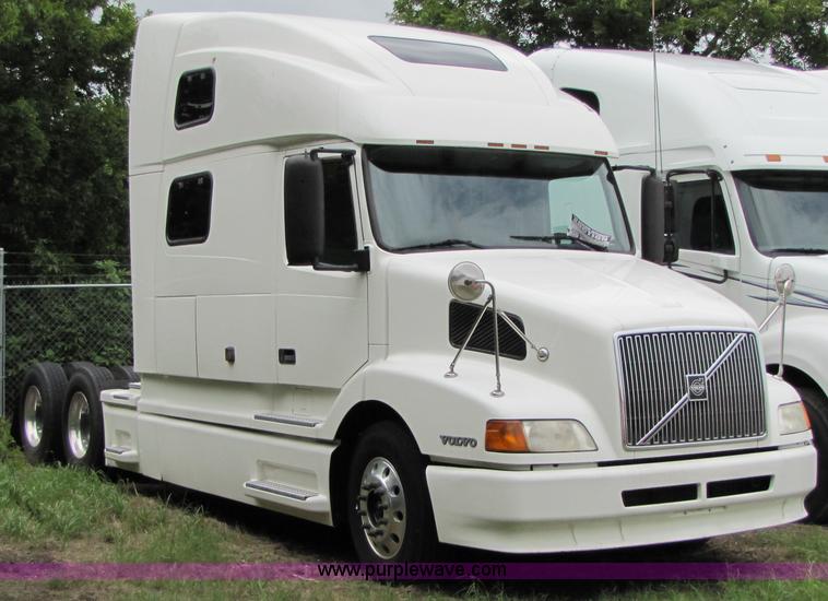 image for item 8007 2003 Volvo VNL64T 770 semi truck