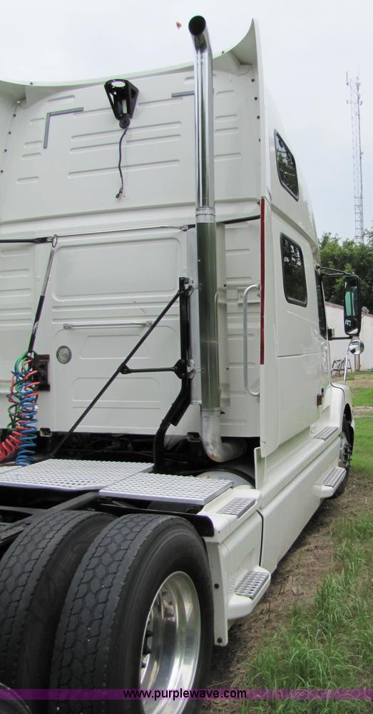 image for item 8007 2003 Volvo VNL64T 770 semi truck