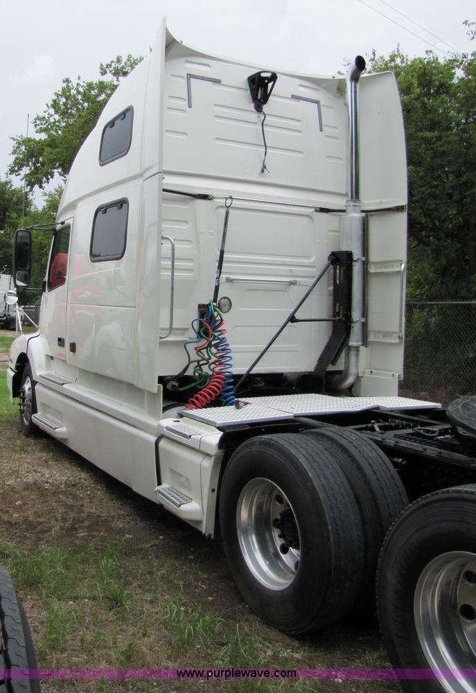 image for item 8007 2003 Volvo VNL64T 770 semi truck