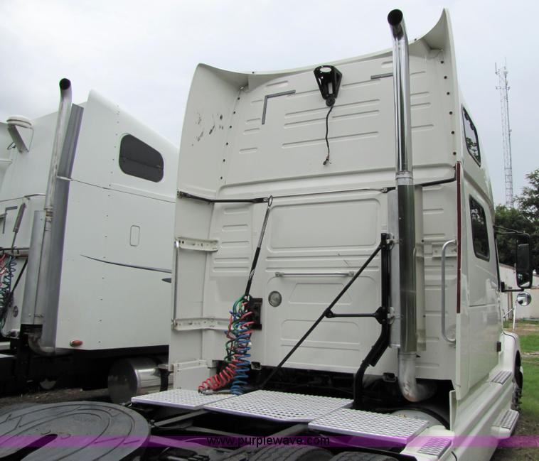 image for item 8007 2003 Volvo VNL64T 770 semi truck