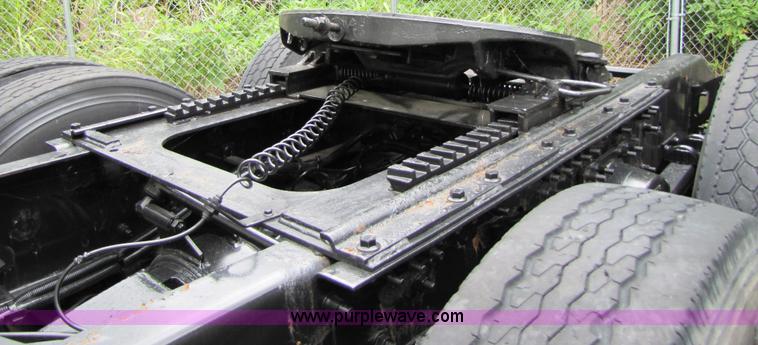 image for item 8007 2003 Volvo VNL64T 770 semi truck