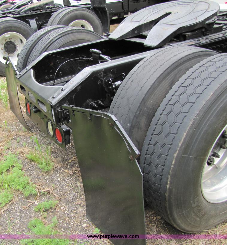 image for item 8007 2003 Volvo VNL64T 770 semi truck