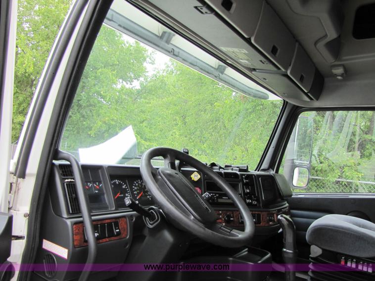 image for item 8007 2003 Volvo VNL64T 770 semi truck