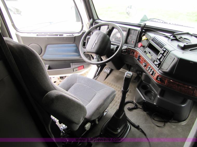 image for item 8007 2003 Volvo VNL64T 770 semi truck