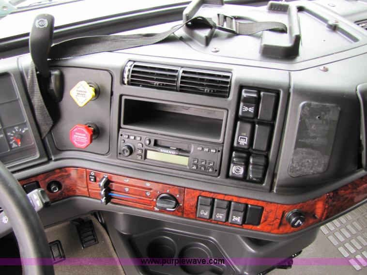image for item 8007 2003 Volvo VNL64T 770 semi truck