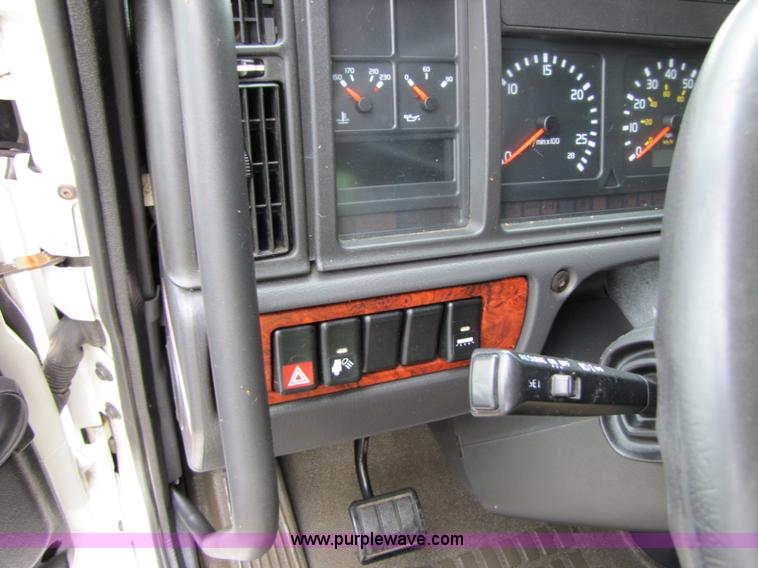 image for item 8007 2003 Volvo VNL64T 770 semi truck