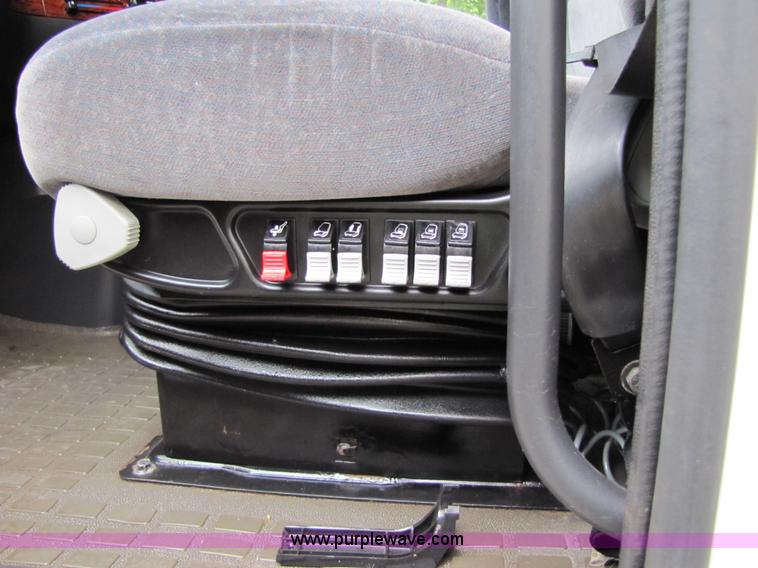 image for item 8007 2003 Volvo VNL64T 770 semi truck