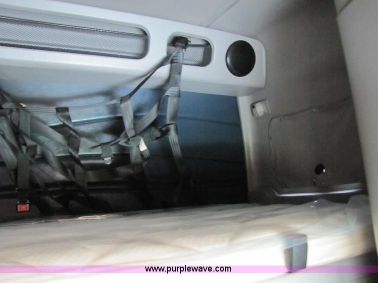 image for item 8007 2003 Volvo VNL64T 770 semi truck