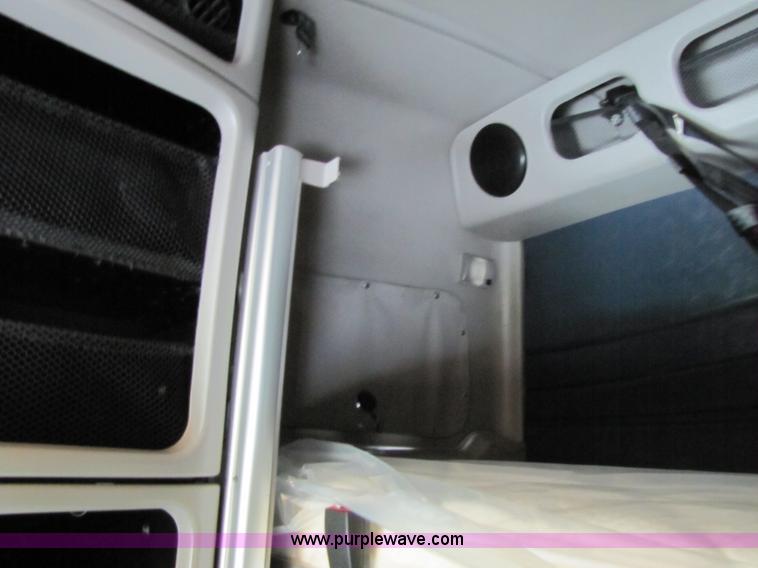 image for item 8007 2003 Volvo VNL64T 770 semi truck