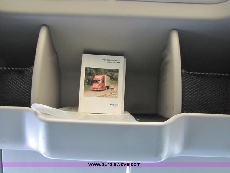 image for item 8007 2003 Volvo VNL64T 770 semi truck