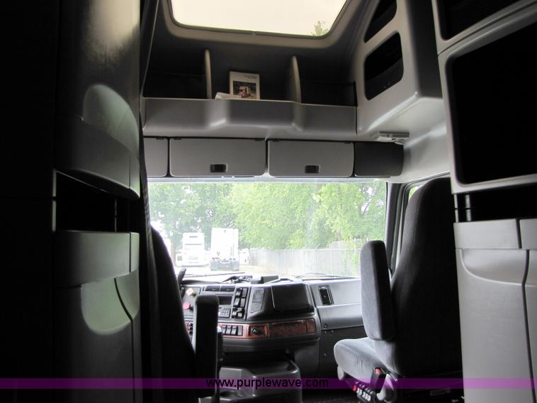 image for item 8007 2003 Volvo VNL64T 770 semi truck