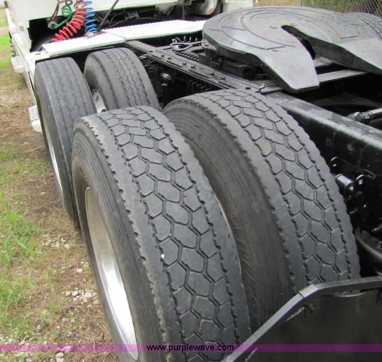 image for item 8007 2003 Volvo VNL64T 770 semi truck