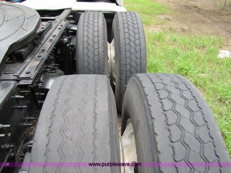 image for item 8007 2003 Volvo VNL64T 770 semi truck