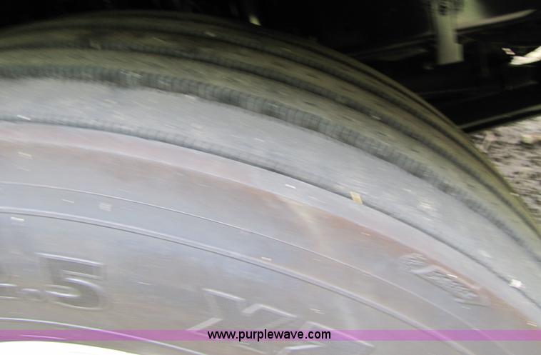 image for item 8007 2003 Volvo VNL64T 770 semi truck