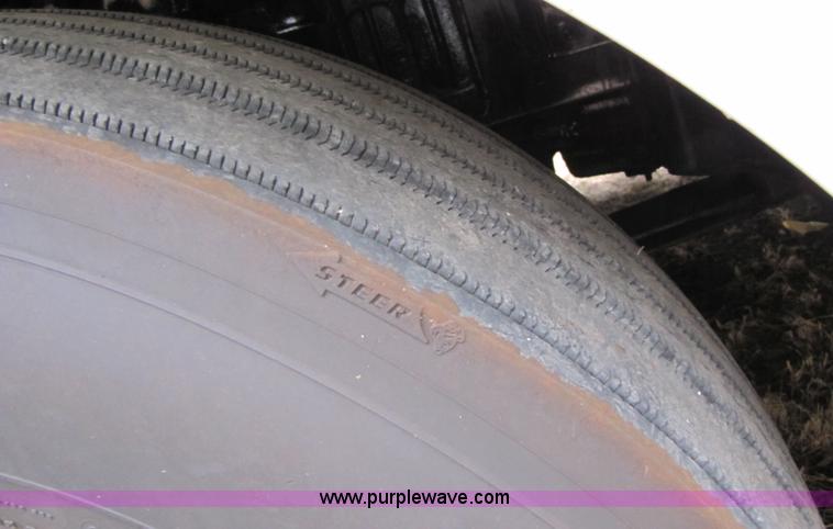 image for item 8007 2003 Volvo VNL64T 770 semi truck