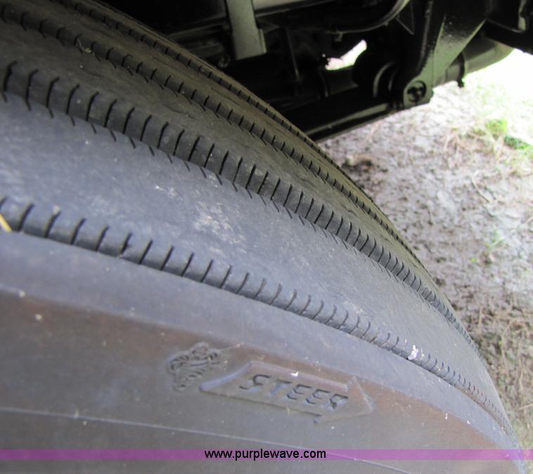 image for item 8007 2003 Volvo VNL64T 770 semi truck