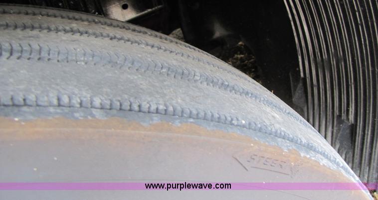 image for item 8007 2003 Volvo VNL64T 770 semi truck