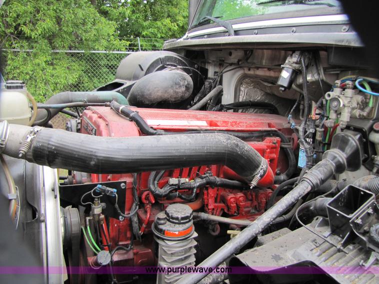 image for item 8007 2003 Volvo VNL64T 770 semi truck