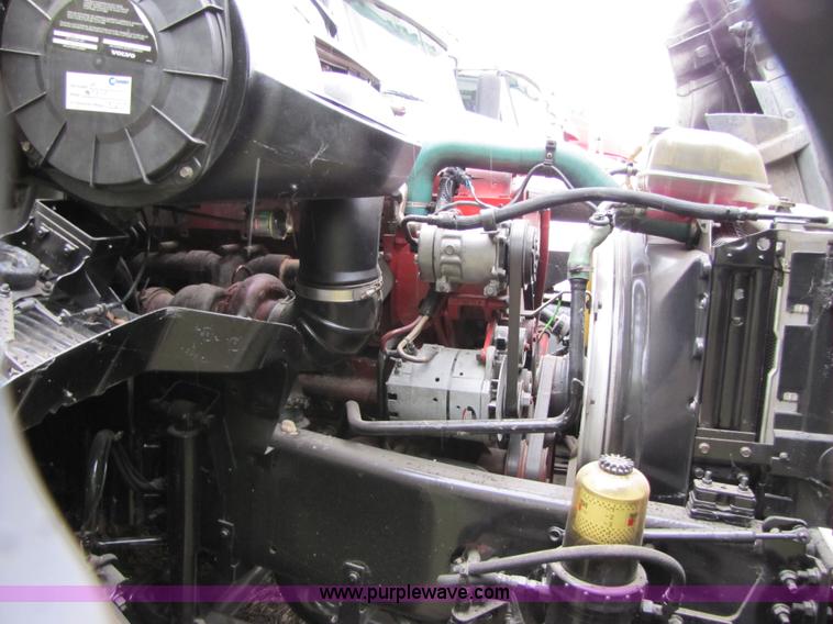 image for item 8007 2003 Volvo VNL64T 770 semi truck