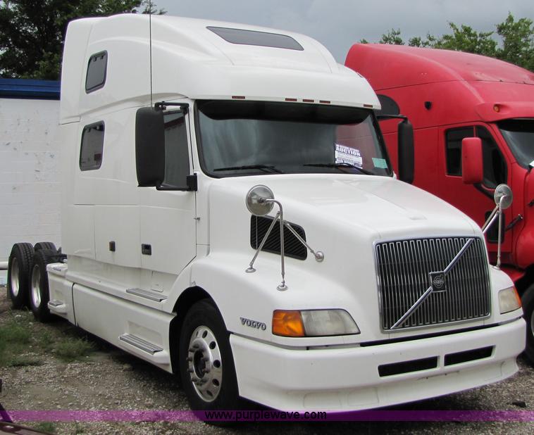 image for item 8008 2003 Volvo VNL64T 770 semi truck