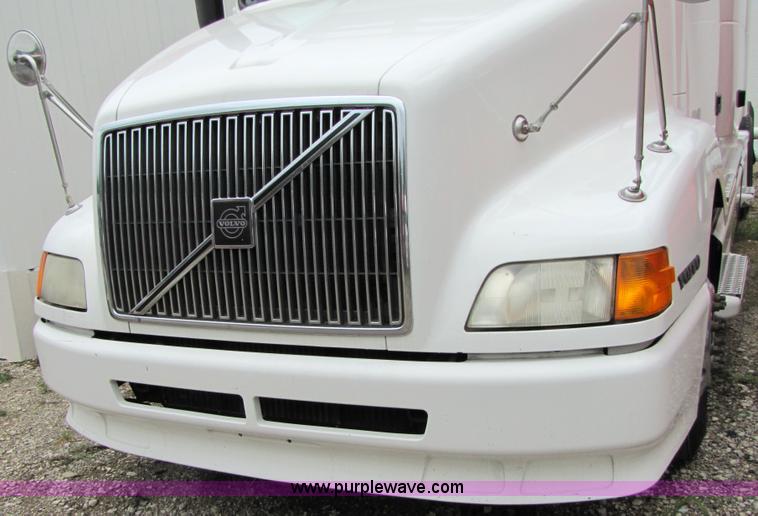 image for item 8008 2003 Volvo VNL64T 770 semi truck
