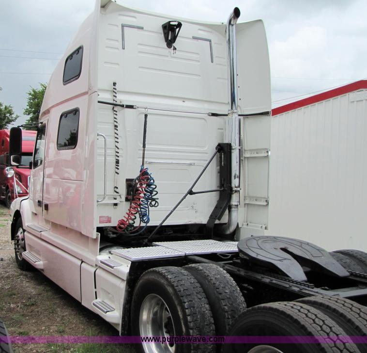 image for item 8008 2003 Volvo VNL64T 770 semi truck