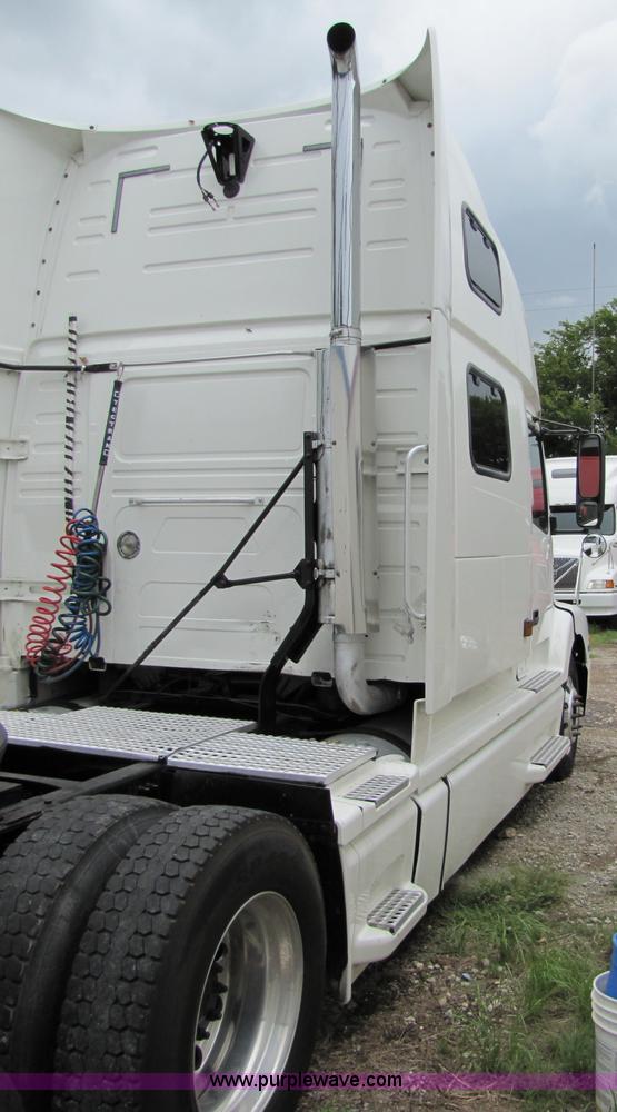 image for item 8008 2003 Volvo VNL64T 770 semi truck