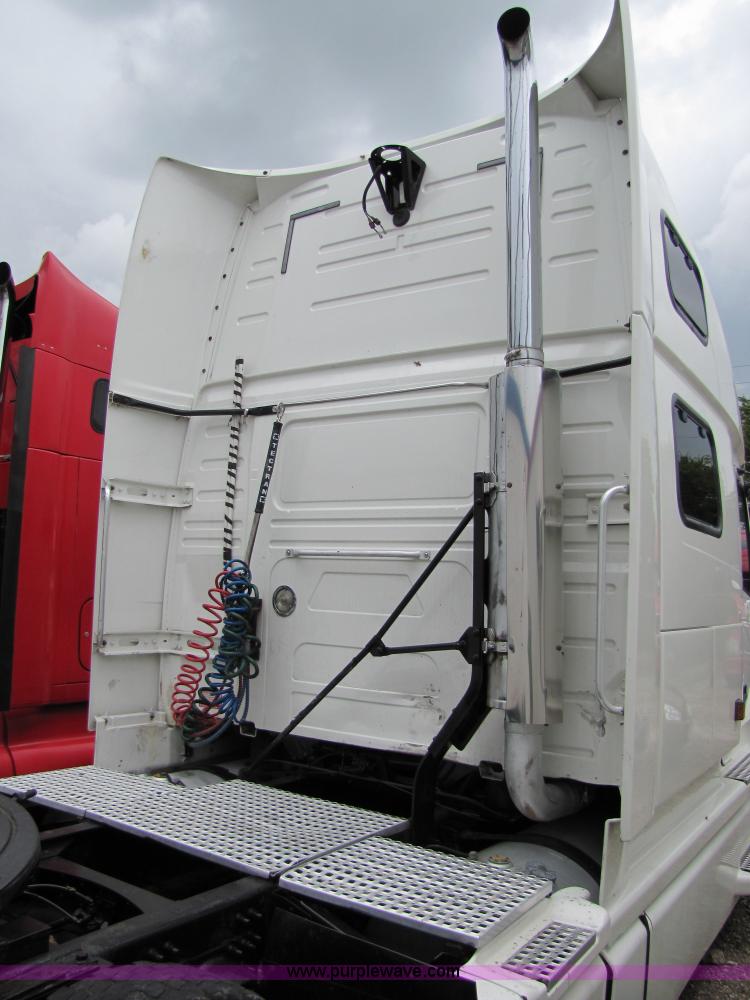 image for item 8008 2003 Volvo VNL64T 770 semi truck