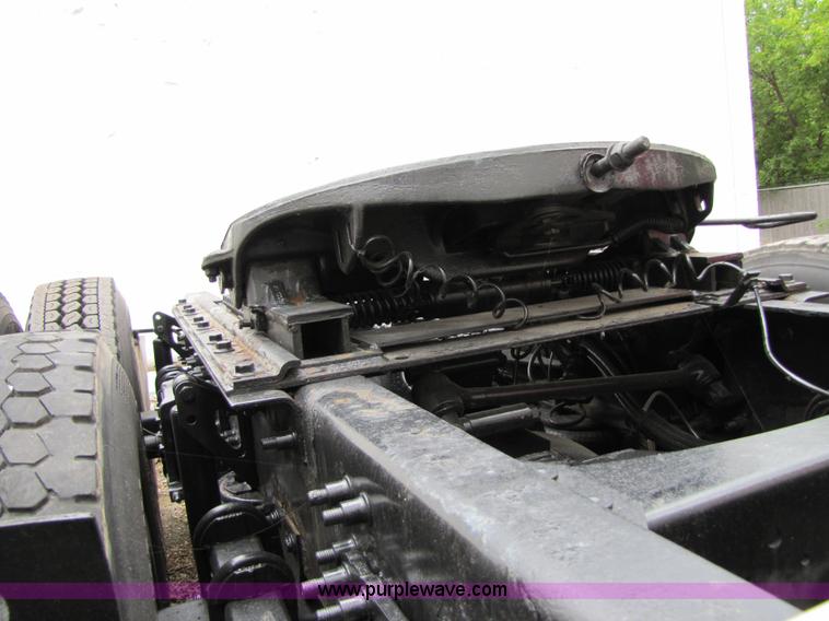 image for item 8008 2003 Volvo VNL64T 770 semi truck