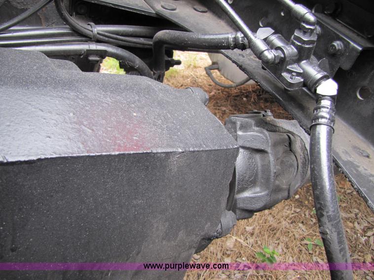 image for item 8008 2003 Volvo VNL64T 770 semi truck