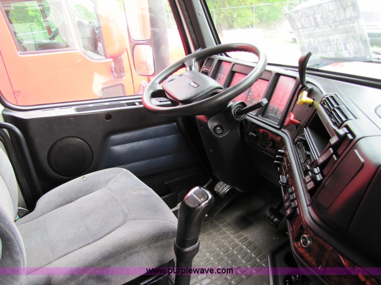 image for item 8008 2003 Volvo VNL64T 770 semi truck