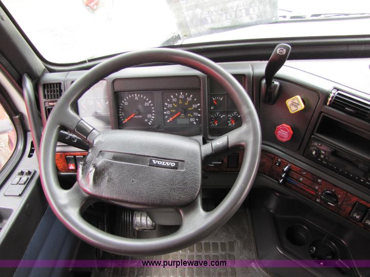 image for item 8008 2003 Volvo VNL64T 770 semi truck