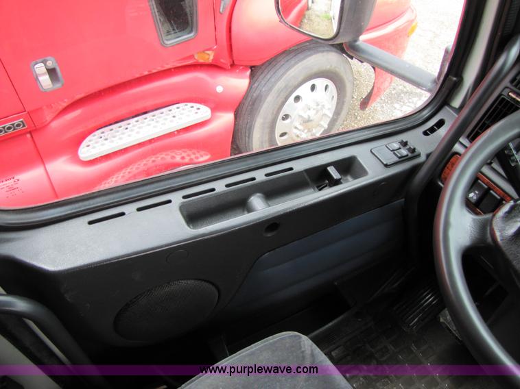 image for item 8008 2003 Volvo VNL64T 770 semi truck