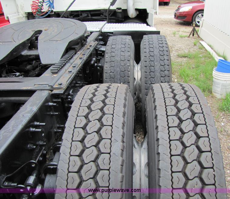 image for item 8008 2003 Volvo VNL64T 770 semi truck