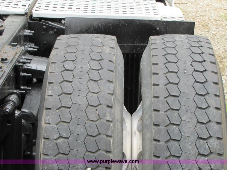 image for item 8008 2003 Volvo VNL64T 770 semi truck