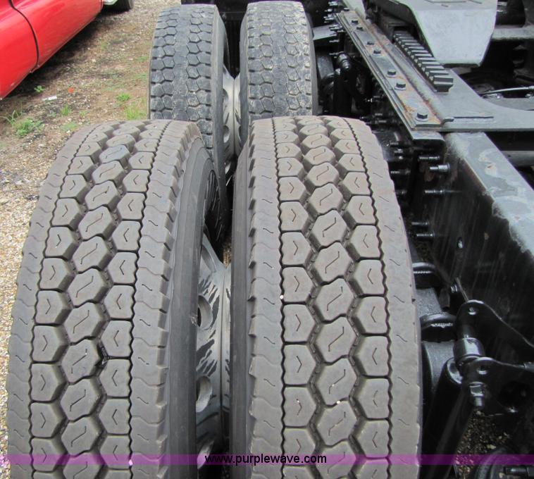 image for item 8008 2003 Volvo VNL64T 770 semi truck