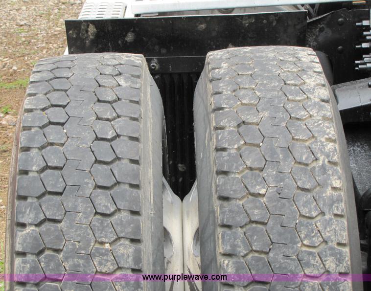 image for item 8008 2003 Volvo VNL64T 770 semi truck