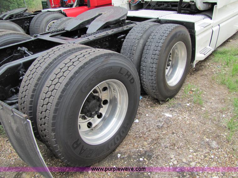 image for item 8008 2003 Volvo VNL64T 770 semi truck