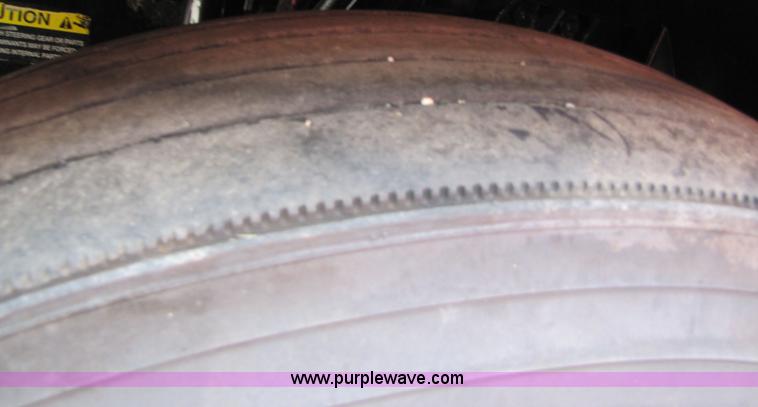 image for item 8008 2003 Volvo VNL64T 770 semi truck